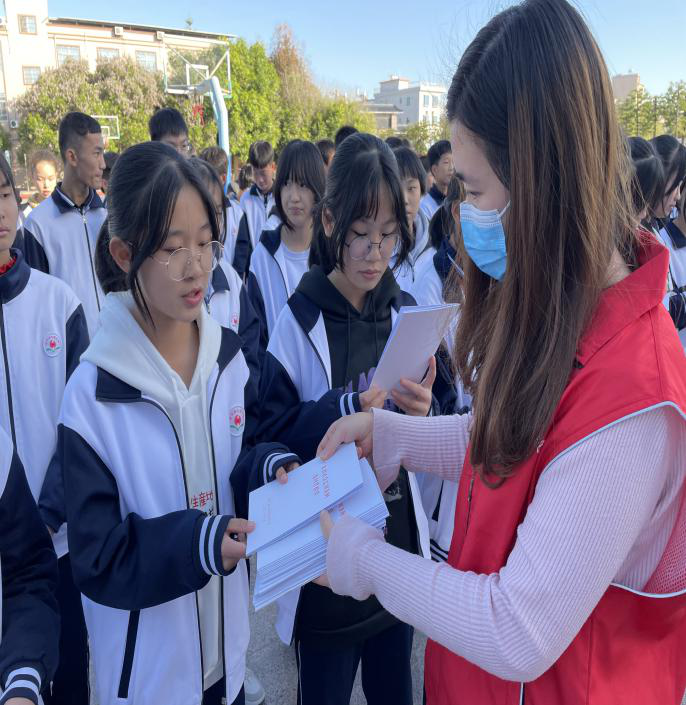 践行诚信理念一起争做诚信青少年连平县发展和改革局到大湖中学开展